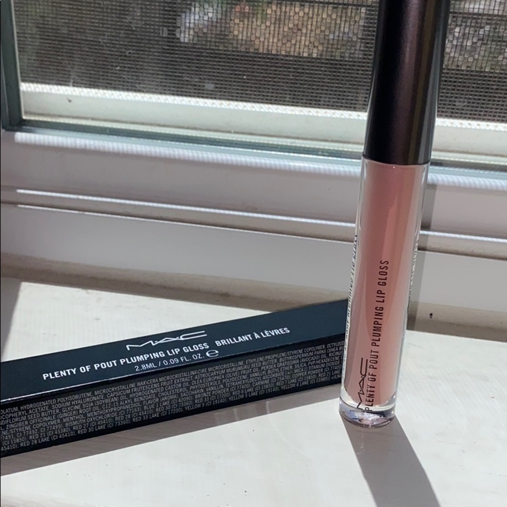 MAC plenty of pout plumping lip gloss